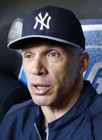 　試合前に記者の質問に答えるヤンキースのジラルディ監督＝クリーブランド（共同）