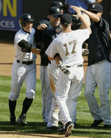　レッズ戦の９回、サヨナラ打を放ったマキャンに駆け寄り喜ぶヤンキースのイチロー（左端）＝ニューヨーク（共同）