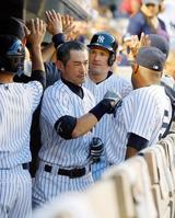 　ブルージェイズ戦の３回、逆転３ランを放ち、チームメートに迎えられるヤンキースのイチロー＝ニューヨーク（ゲッティ＝共同）