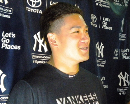 　終始明るい表情で離脱後初キャッチボールについて話すヤンキース・田中将＝ニューヨーク・ヤンキースタジアム