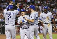 　ダイヤモンドバックス戦の５回、満塁本塁打を放ちナインと喜ぶロイヤルズ・青木（左から２人目）＝フェニックス（ＡＰ＝共同）