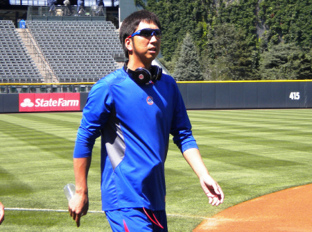 試合前の個人練習を終えてクラブハウスへ引き揚げるカブス・藤川＝デンバー・クアーズフィールド