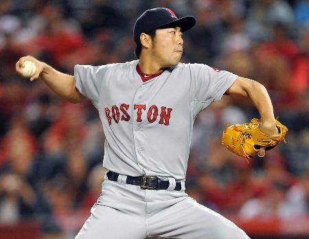 　エンゼルス戦の１２回に登板し、三者凡退に抑えたレッドソックス・上原＝アナハイム（ＵＳＡ　ＴＯＤＡＹ・ロイター＝共同）