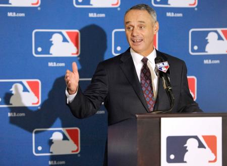 　米大リーグ機構の次期コミッショナーに選出され記者会見するロブ・マンフレッド氏（ＡＰ＝共同）