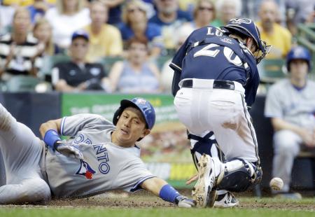 　ブルワーズ戦の６回、同点二塁打を放った後、レイエスの適時打で勝ち越しの生還をするブルージェイズ・川崎（左）。捕手ルクロイ＝ミルウォーキー（ＡＰ＝共同）