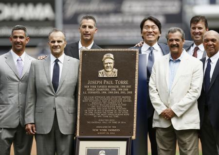 　ヤンキースのジョー・トーリ前監督（左から２人目）の背番号６を永久欠番とする記念式典に出席した松井秀喜氏（右から４人目）＝２３日、ニューヨーク（共同）