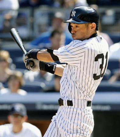 　ホワイトソックス戦の６回、右前に２点打を放つヤンキースのイチロー＝ニューヨーク（共同）