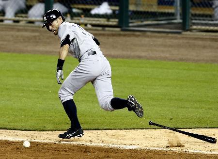 　タイガース戦の９回、捕手への内野安打を放つヤンキースのイチロー＝デトロイト（共同）