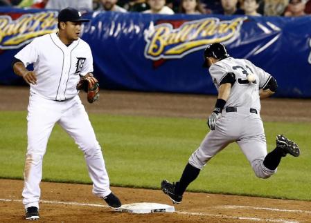 　タイガース戦の９回、内野安打を放ち、一塁に駆け込む際に捕手からの送球が背中に直撃したヤンキースのイチロー。左は一塁手Ｍ・カブレラ＝デトロイト（共同）