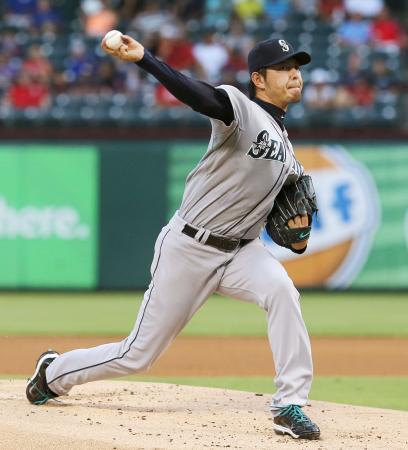 　レンジャーズ戦に先発し、５回１／３を３失点で、メジャー自己最多に並ぶ１４勝目を挙げたマリナーズ・岩隈＝アーリントン（共同）