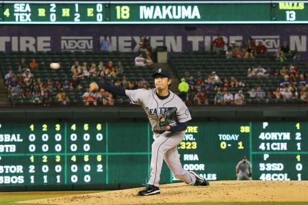 　レンジャーズ戦に先発し、５回１／３を３失点で、メジャー自己最多に並ぶ１４勝目を挙げたマリナーズ・岩隈＝アーリントン（共同）
