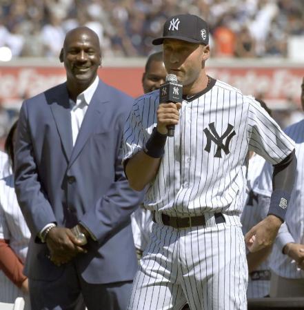 　自身の引退式典でスピーチするヤンキースのジーター。左はマイケル・ジョーダン氏＝ニューヨーク（共同）