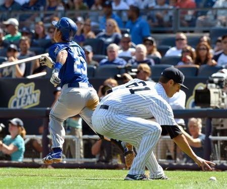 　ヤンキース戦の２回、投手への内野安打を放ち一塁に向かうロイヤルズ・青木（２３）。ヤンキースのグリーン（手前）が一塁へ悪送球し二走が先制の生還＝ニューヨーク（共同）