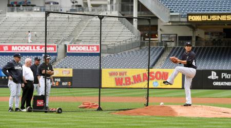 　実戦を想定した打撃練習に登板する田中将（共同）