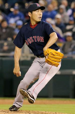 　ロイヤルズ戦の８回に登板し、三者凡退に抑えたレッドソックス・上原＝カンザスシティー（共同）