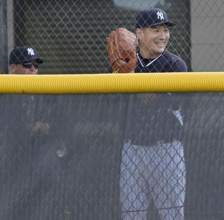 　マイナー施設でのブルペン投球で、笑顔を見せるヤンキース・田中将（共同）