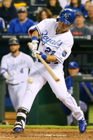 　レッドソックス戦の５回、左前打を放つロイヤルズ・青木＝カンザスシティー（共同）