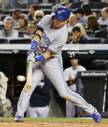 　ヤンキース戦の７回、右前打を放つブルージェイズ・川崎＝ニューヨーク（共同）