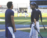試合前のフィールドでブルージェイズ・川崎と談笑するヤンキース・イチロー（右）＝ニューヨーク・ヤンキースタジアム