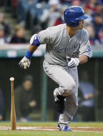 　インディアンス戦の１回、左前打を放ち一塁へ向かうロイヤルズ・青木＝クリーブランド（共同）