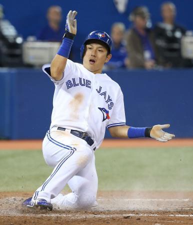　マリナーズ戦の８回、四球で出塁し、ゴーインズの適時打で生還するブルージェイズ・川崎＝トロント（ゲッティ＝共同）
