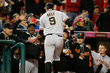 　ベルトを迎えるジャイアンツナイン（ＡＰ＝共同）