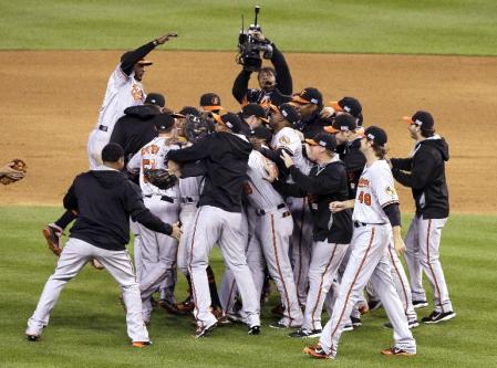 　タイガースに勝利し、１７年ぶりのリーグ優勝決定シリーズ進出が決まり喜ぶオリオールズナイン（ＡＰ＝共同）