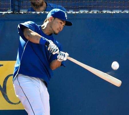 　リーグ優勝決定シリーズに向け、打撃練習をするロイヤルズ・青木＝カンザスシティー（共同）