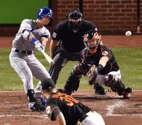 　オリオールズ戦の３回、左前打を放つロイヤルズ・青木。投手ティルマン＝ボルティモア（共同）