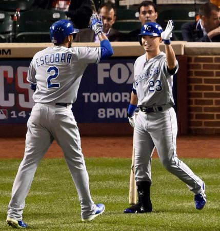 　オリオールズ戦の３回、先制ソロを放ったエスコバル（左）を迎えるロイヤルズ・青木（共同）