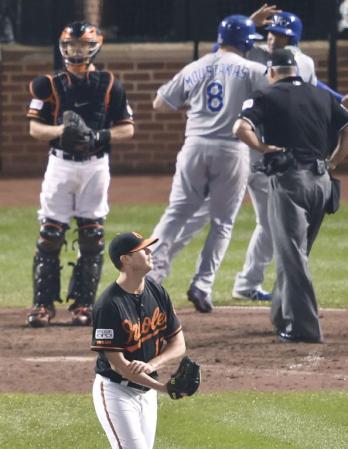 　ロイヤルズ戦の10回、ムスタカス（８）に２ランを浴びたオリオールズのマティス（手前）＝ボルティモア（共同）