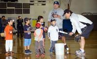 　ニューヨーク市郊外で行われた野球教室で、子どもたちを指導する松井秀喜氏＝１１日（共同）