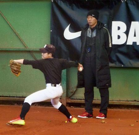 　中学生に投球を指導するレッドソックスの上原＝１３日、東京都内