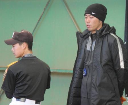 　参加した野球教室で中学生を指導する上原（右）＝東京・神宮外苑