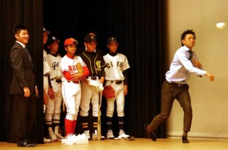 　野球教室コーナーで地元中学生に混じって西武・高橋（左）に送球を見てもらう川崎