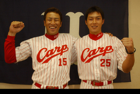 　再び広島でともに戦うことになった黒田（左）と新井（写真は０５年１０月、最多勝を獲得した黒田と本塁打王となった新井の会見）