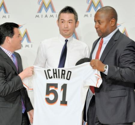 「５１」の背番号を披露するマーリンズ・イチロー（中）＝東京・ザ・キャピトルホテル東急（撮影・西岡　正）