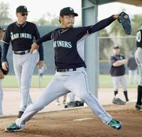 岩隈、初の投球練習で全球種披露