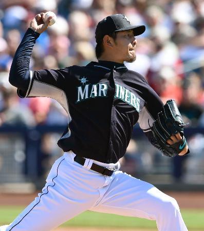 　ダイヤモンドバックス戦に先発し、２回を無安打無得点と完璧に抑えたマリナーズ・岩隈＝ピオリア（共同）