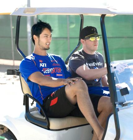 球場を後にする、右肘内側側副靱帯の部分断裂が見つかったダルビッシュ（左）