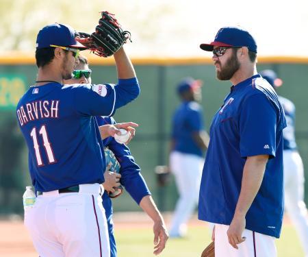 　ルイス（右）と右肘について話すレンジャーズのダルビッシュ＝サプライズ（共同）