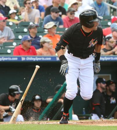 　２回、遊撃内野安打を放つイチロー＝ジュピター（共同）