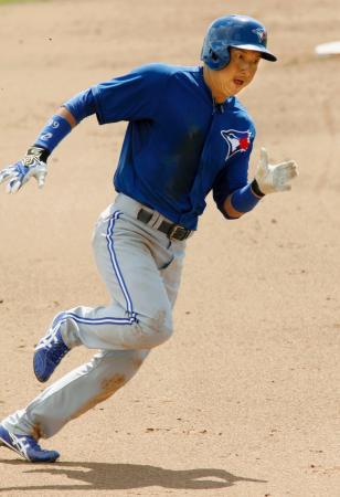 　オリオールズ戦の６回、代走で出場したブルージェイズとマイナー契約の川崎＝ダンイーデン（共同）