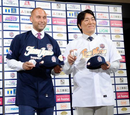 ユニホームを着て写真に納まる松井氏（右）、ジーター氏（撮影・北野将市）