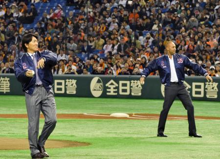 　オープン戦の巨人-日本ハムで、始球式を務める松井秀喜氏（左）とデレク・ジーター氏＝２１日、東京ドーム