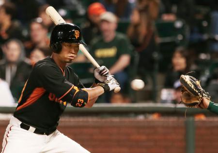 　アスレチックス戦の８回、四球を選ぶジャイアンツ・青木＝サンフランシスコ（共同）