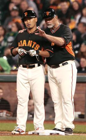 　アスレチックス戦の８回、四球で出塁したジャイアンツ・青木（左）＝サンフランシスコ（共同）