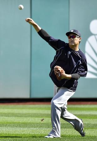 　キャッチボールをするヤンキース・田中＝ワシントン（共同）