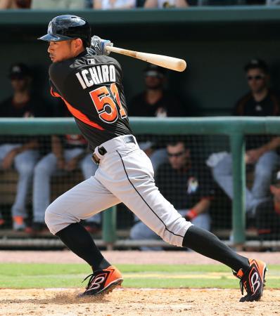 　傘下マイナー球団との練習試合で、左前打を放つマーリンズのイチロー＝ジャクソンビル（共同）