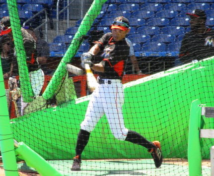 フリー打撃で快音を響かせるイチロー＝マイアミ（撮影・小林信行）